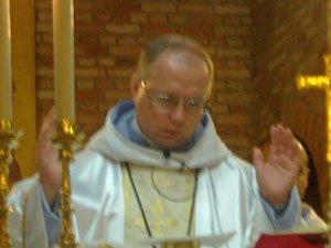 Pe Serafim durante a Santa Missa seraf
