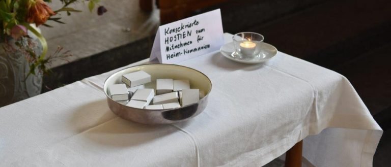 Hóstia Consagrada na mesa