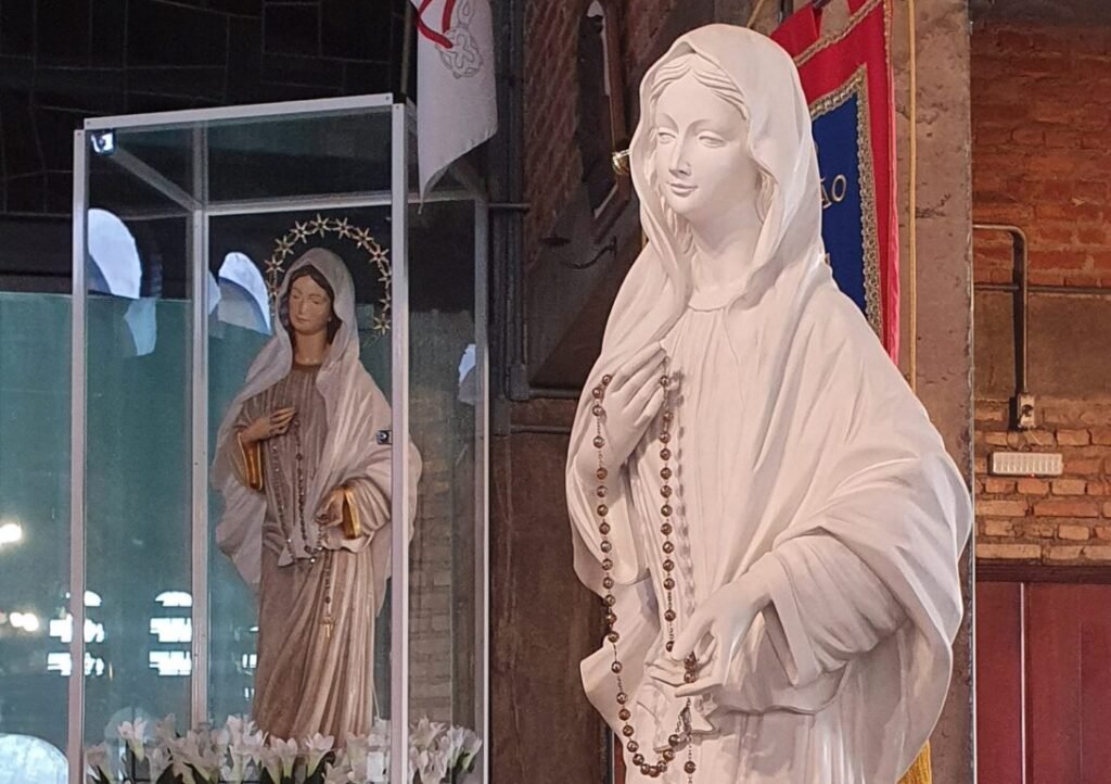 Novena em honra a Nossa Senhora Rainha da Paz
