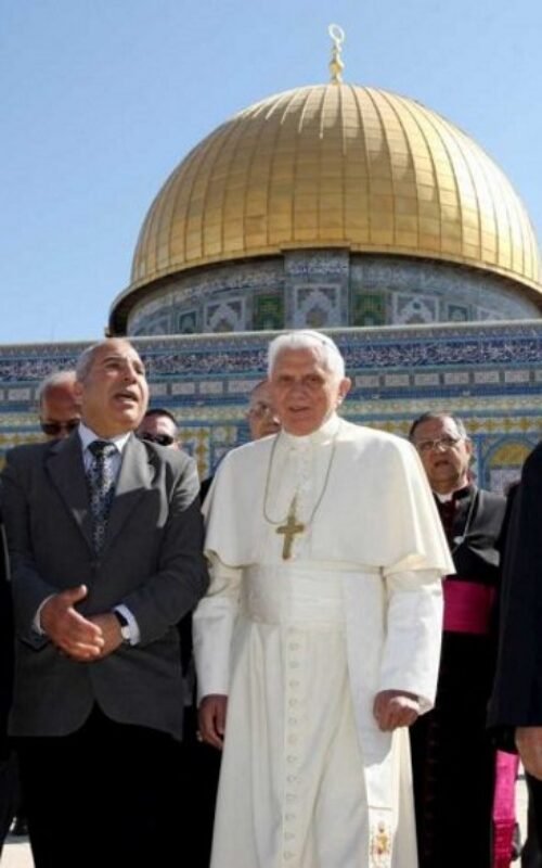 Somente Bento XVI nos defendeu dos muçulmanos.